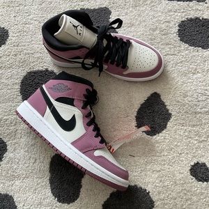 Nike Jordans 1 Mid SE Berry Pink size 5 wmns